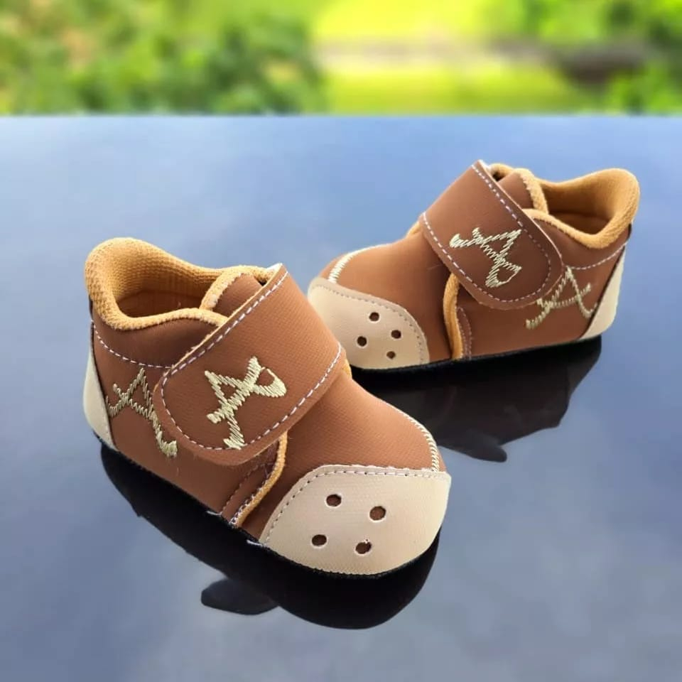 sepatu bayi laki laki usia dibawah 1 tahun