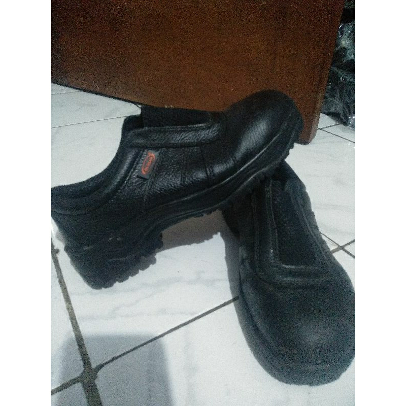 Sepatu safety Dr.osa slip-on ujung besi