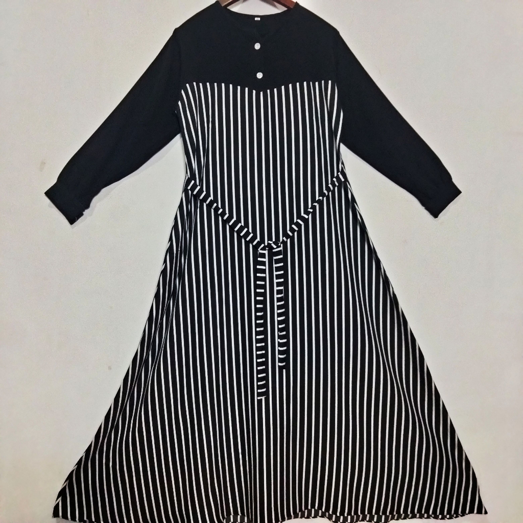 gamis wanita terbaru dengan dengan motif garis garis dengan pariasi polos