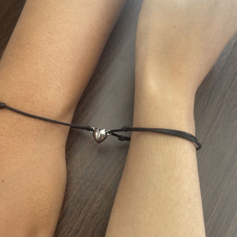gelang couple pasangan magnet bentuk love warna hitam bahan satin korea aesthetic keren gelang pasan