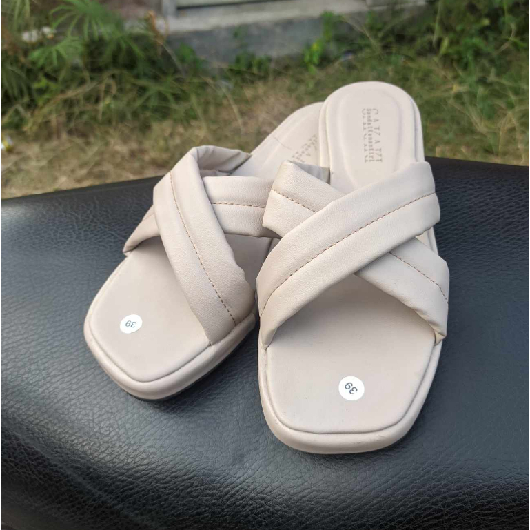 SAKAKI SANDAL WANITA TERBARU SENDAL CEWEK KEKINIAN SILANG FLAT TEPLEK REMAJA CANTIK