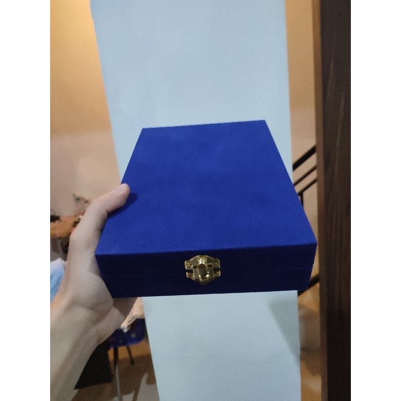 

Box bludru untuk plakat