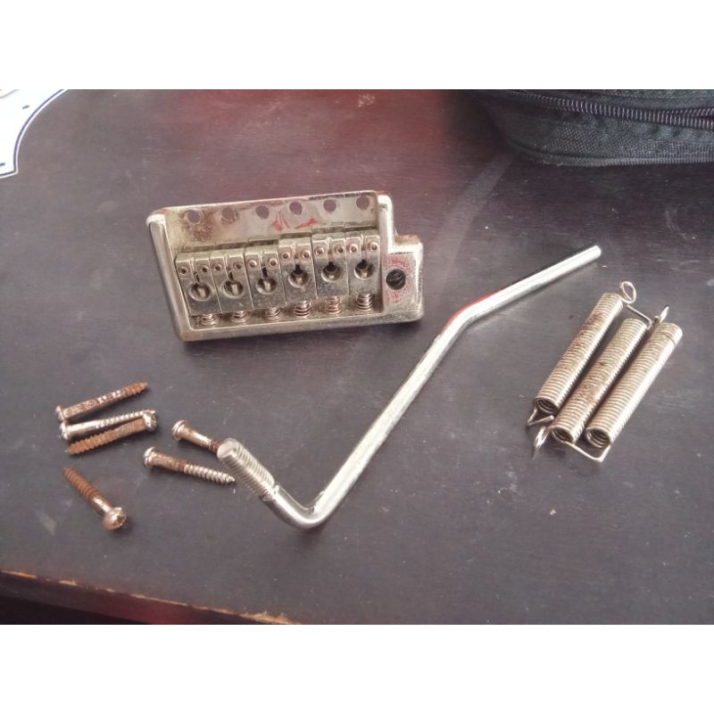 bridge tailpiece whammy bar updown up down fender squire samick strat stratocaster