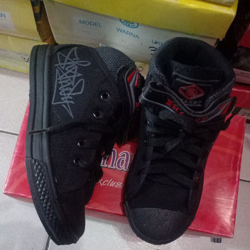 sepatu sekolah hitam polos tali model bot anak merek shandy