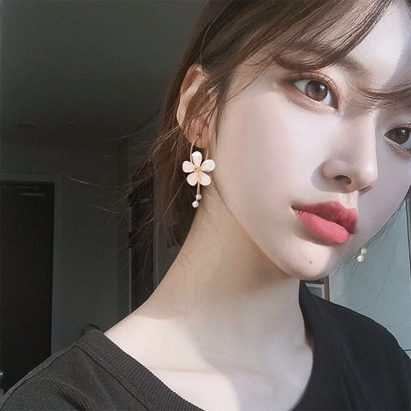 Anting Bunga Daisy Glossy Model Jepang Cantik Terbaru