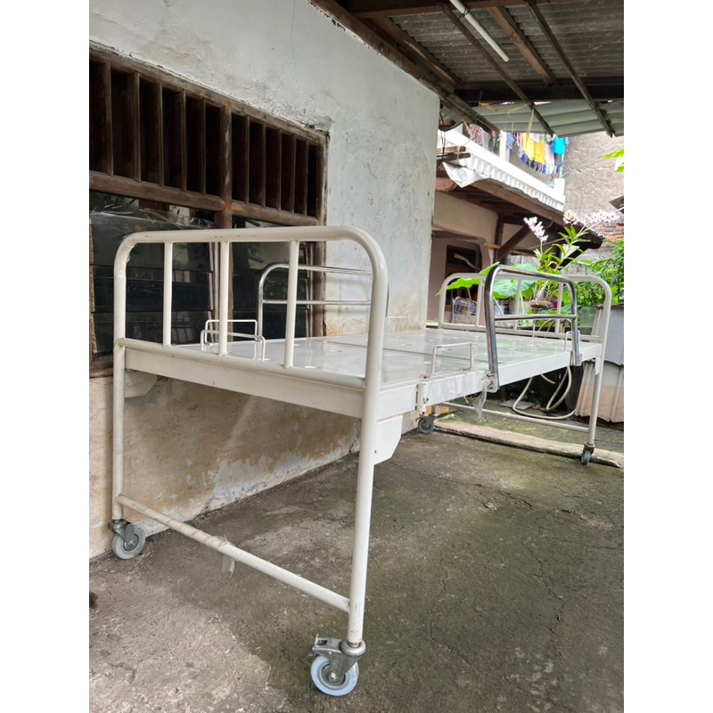 tempat tidur pasien