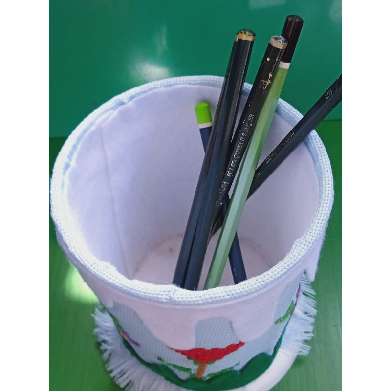 

Tempat pensil dari kain strimin dan kaleng bekas