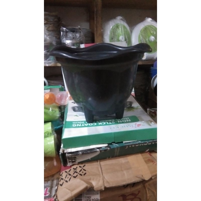 Pot bunga plastik gardenia / pot bunga bekaki 4 plastik / pot bunga tebal / pot bunga cantik / pot bunga gardenia / pot plastik awet / pot bunga 35 cm / pot tanaman / pot kaktus / pot anggur