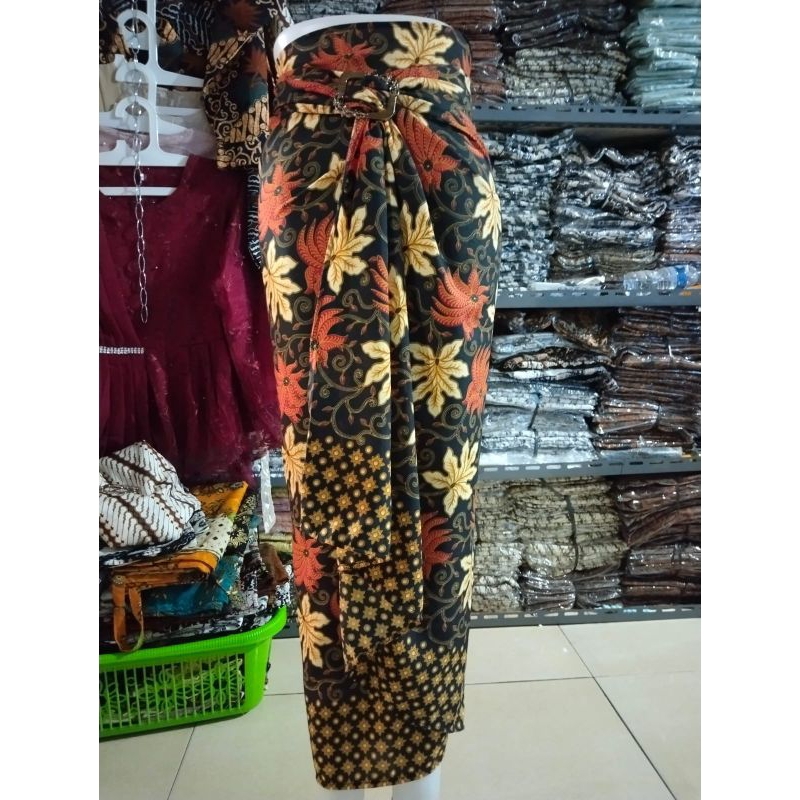 Rok Lilit Motif Bunga Dasaran Hitam