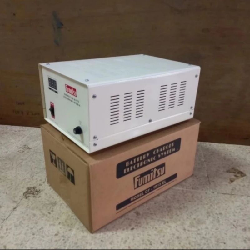 FUMITSU CF 1012 EL 12 VOLT FULL AUTOMATIC BATTERY CHARGER