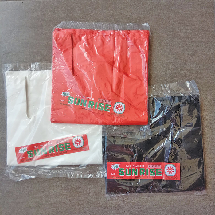 Kantong Kresek Plastik Uk 21 x 40 Tebal 02 Sunrise - Merah Putih Hitam