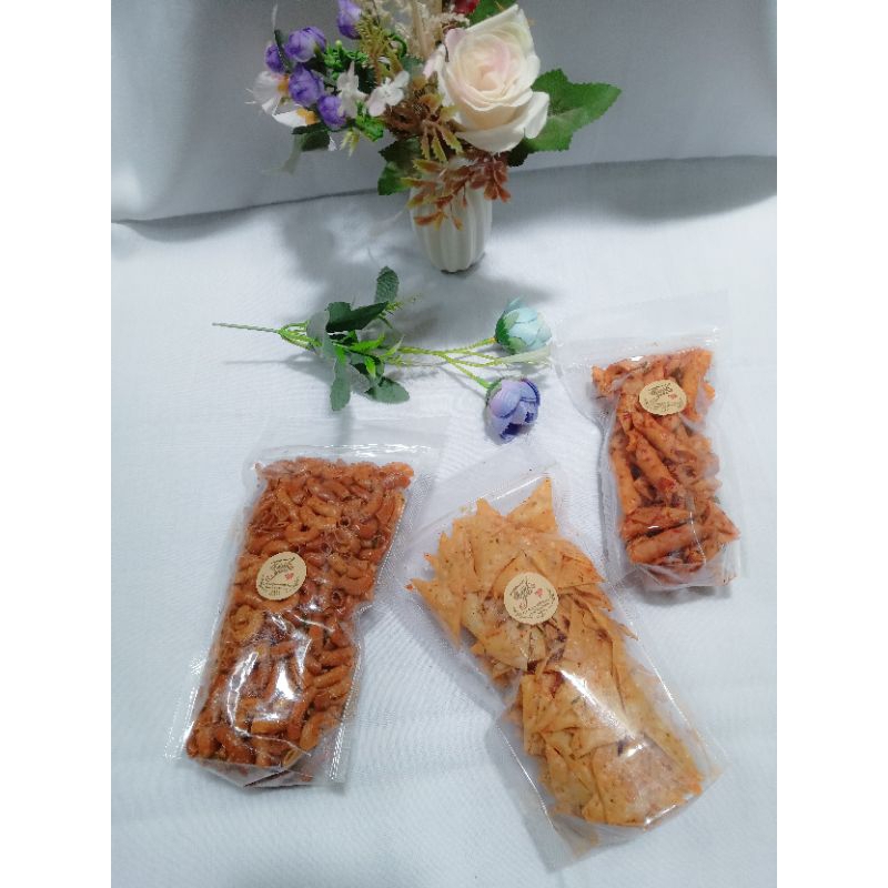 

Aneka cemilan ringan basreng, kripik pangsit, makaroni kering, kacang umpet