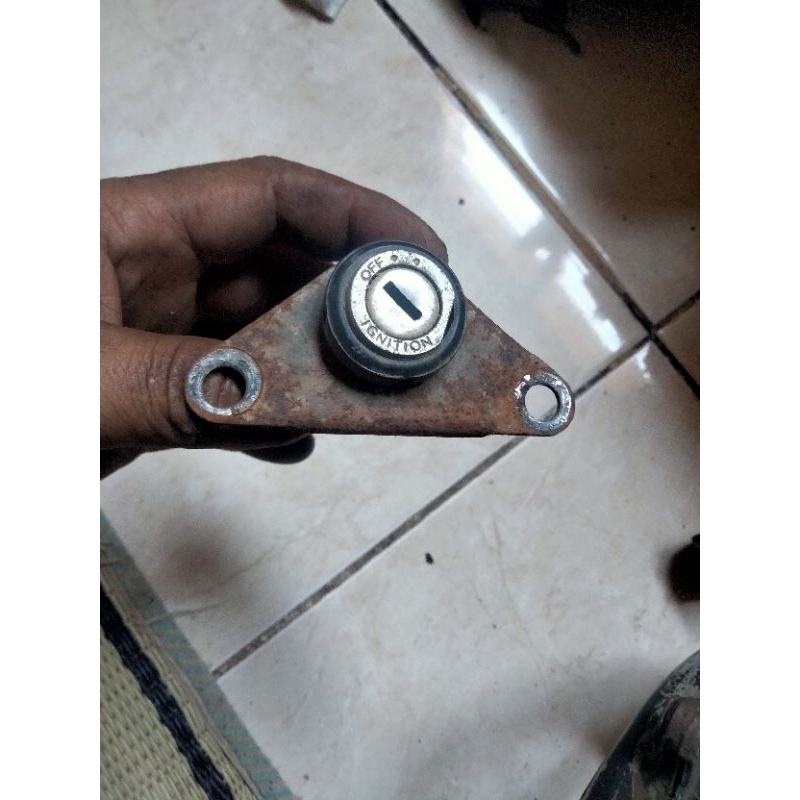 brecket breket dudukan kunci kontak suzuki a100 ax ORI second
