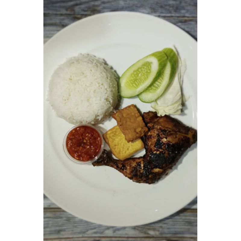 

ayam bakar lengkap dengan nasi