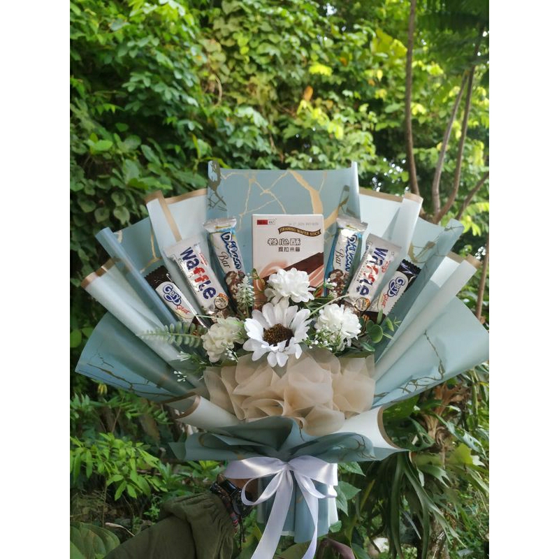 

Bucket campuran (snack & bunga artificial) 70.000