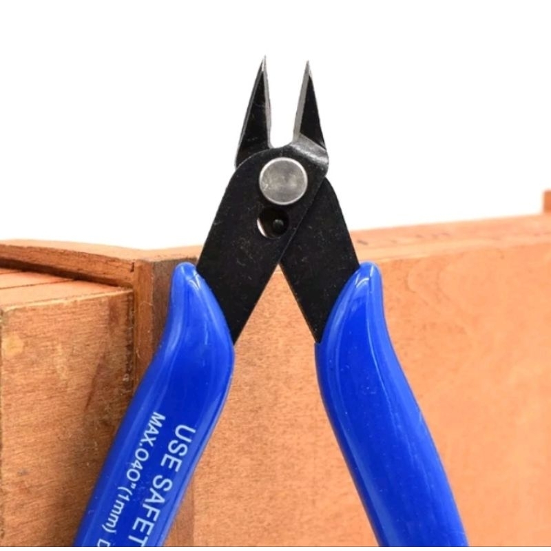 tang plato serbaguna, kawat, kabel, kertas, selang kecil dan elemen elektronik lainnya