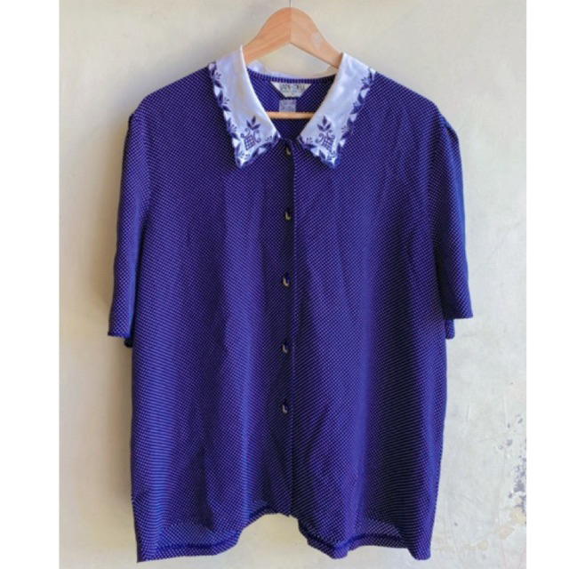 Atasan blus blouse kemeja vintage motif polkadot kerah sailor bahan polyester mix bordir warna biru 