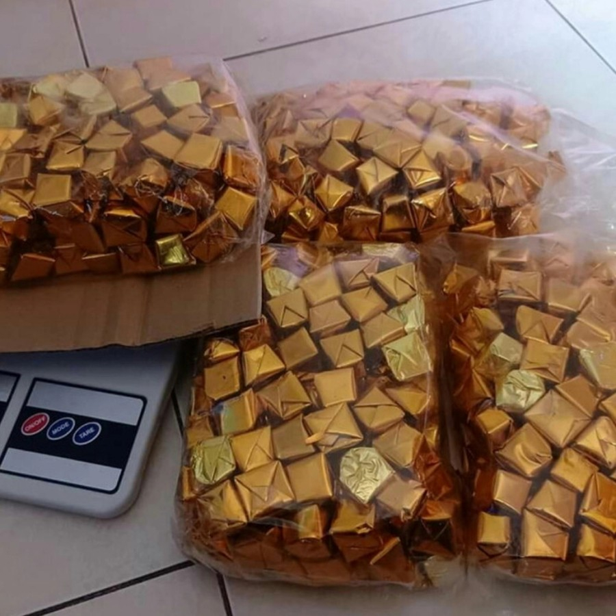 

Coklat Piramid Kotak Cokelat Gold Chocolate Dark Premium 1 kg isi 60 pcs