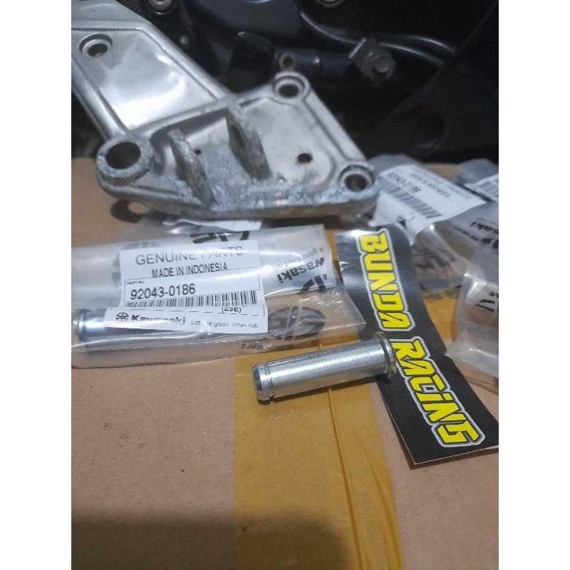 Step depan Ninja R Ninja SS ori baru 3506-1245-1K  pin step 92043-0186