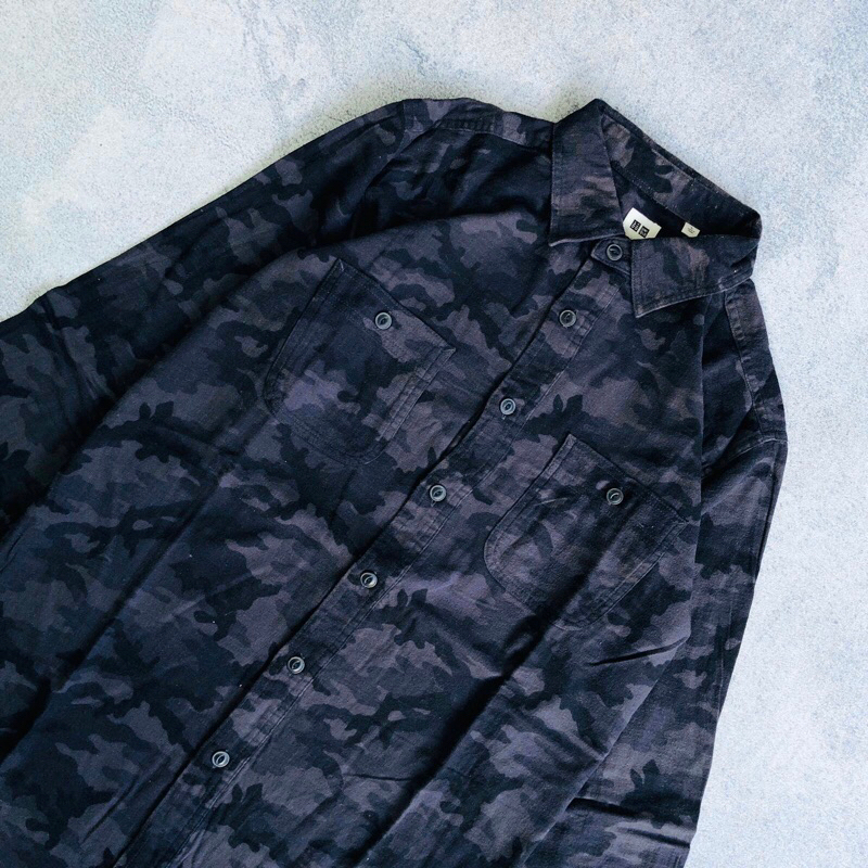 kemeja uniqlo camo