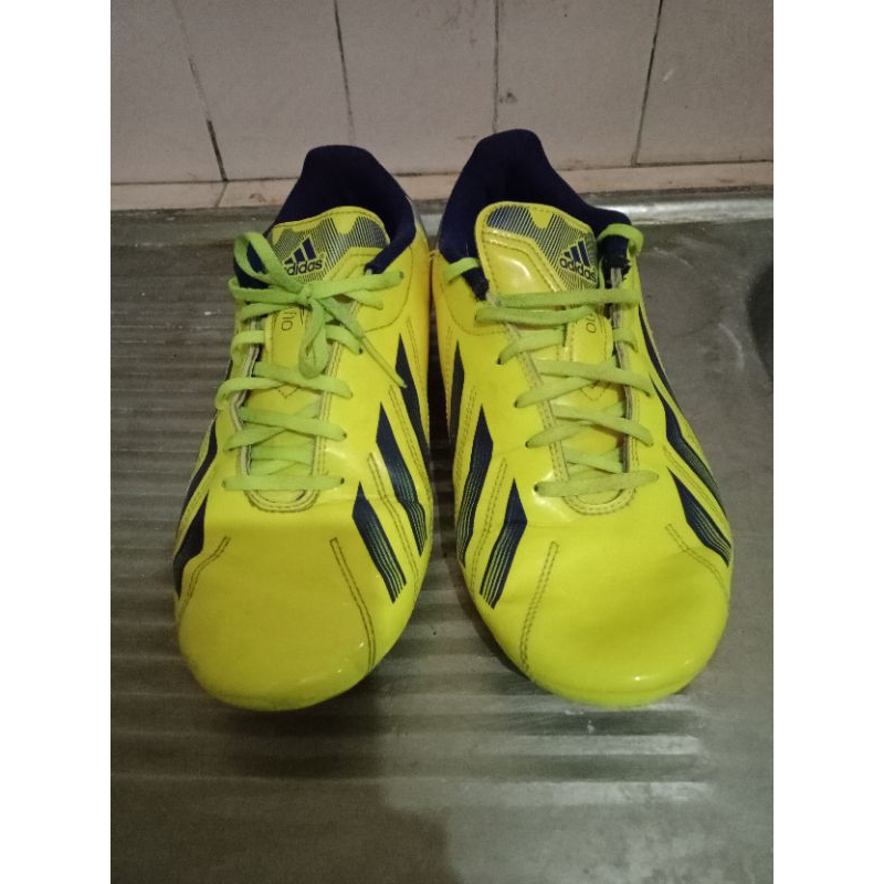 Sepatu Futsal Adidas F10