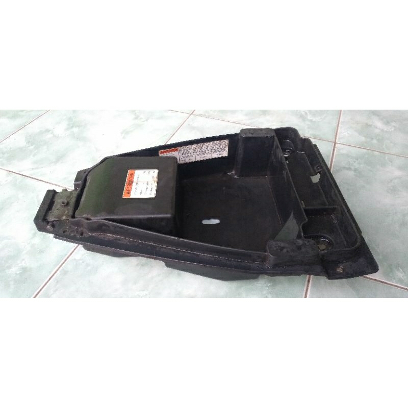 BAGASI/TEMPAT AKI SET TUTUP SUZUKI SKYDRIVE ORIGINAL