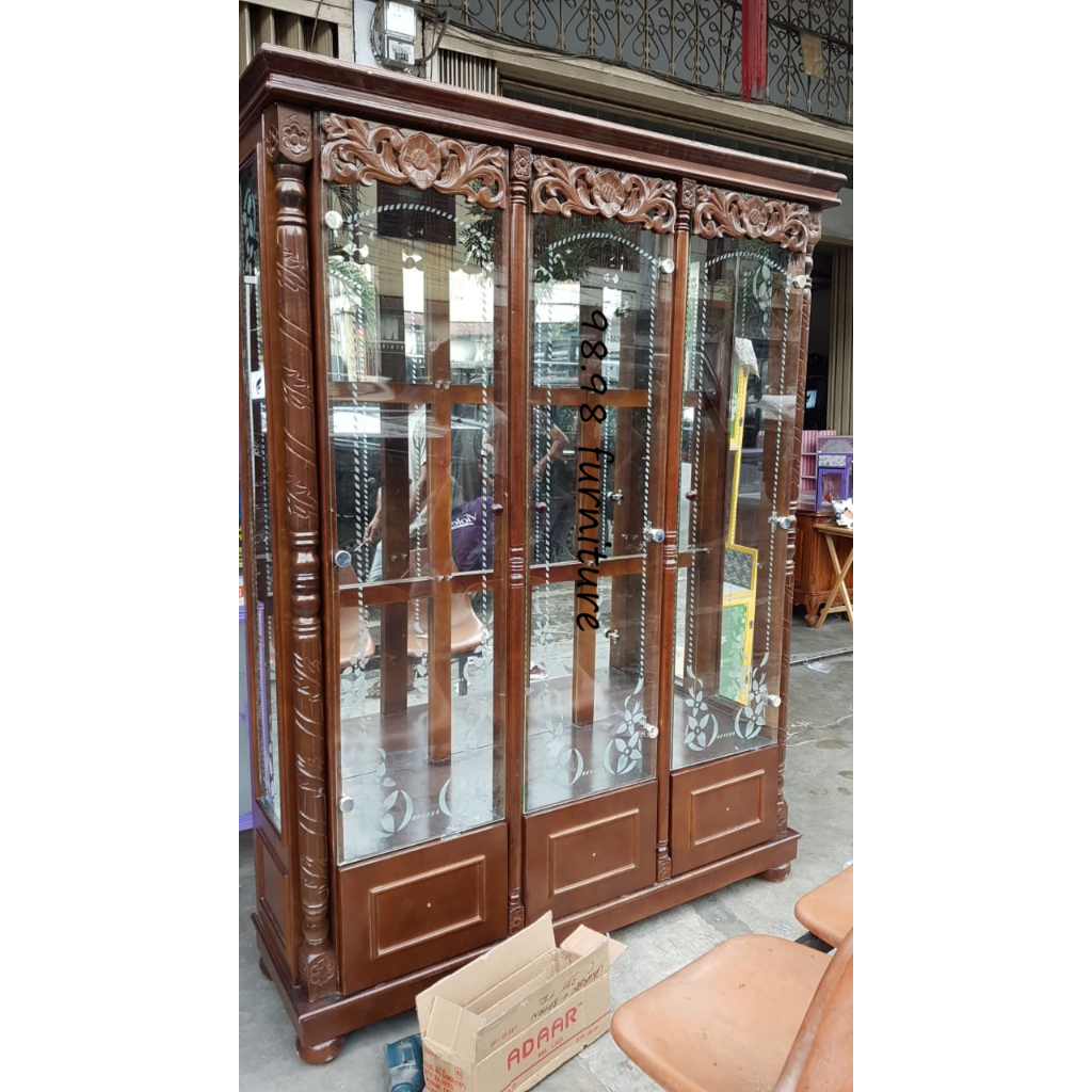 Lemari Pajangan Hiasan Kaca 3 Pintu - Medan