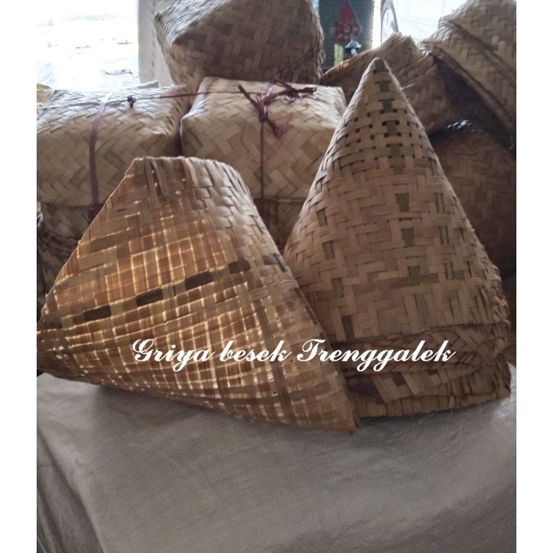 Kukusan tumpeng anyaman bambu