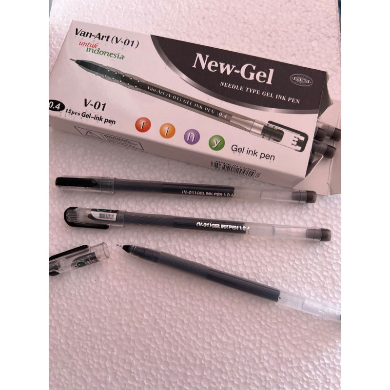 

[ 12 PCS / 1 LUSIN ] PULPEN NEW GEL VAN ART V-01 HITAM 0.4 , PULPEN CAIR VAN ART