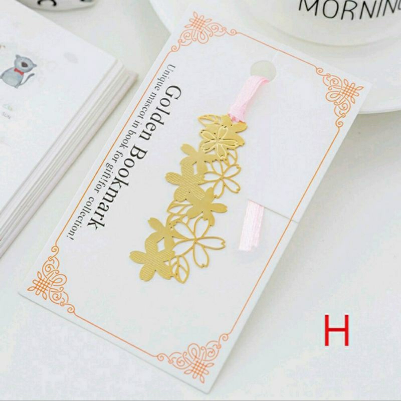 

Kanami | Pembatas Buku Emas Sakura Golden Bookmark Blossom Cover Book.