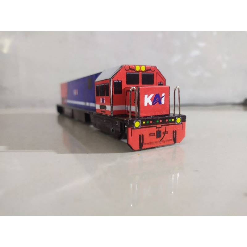 Mainan/Miniatur Kereta Api Lokomotif CC201 Merah Biru