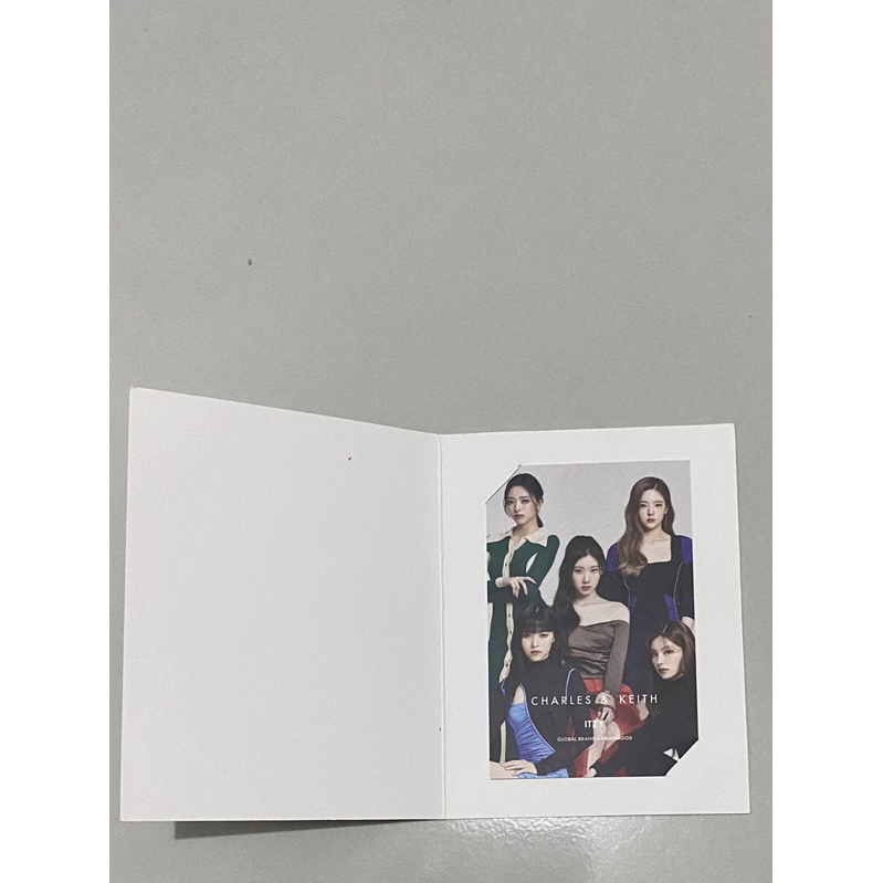 Photocard Itzy Charles and Keith