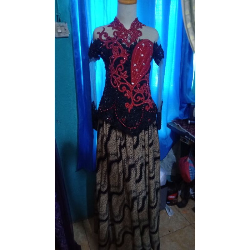 Kebaya Hitam merah cabe