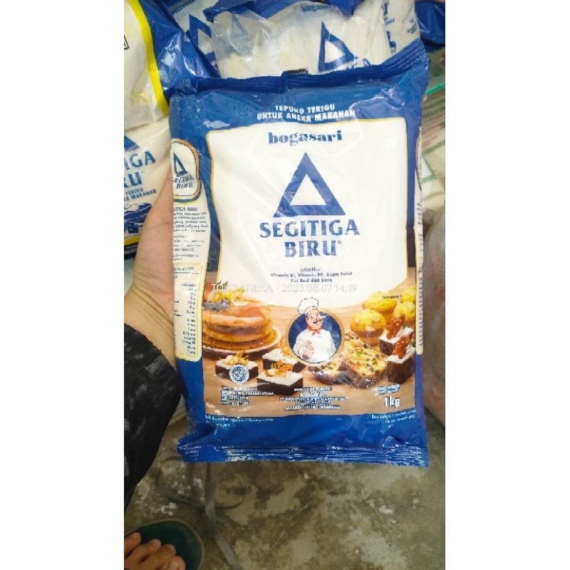 

TEPUNG SEGITIGA PREMIUM PROTEIN SEDANG 1000GRAM/1KG