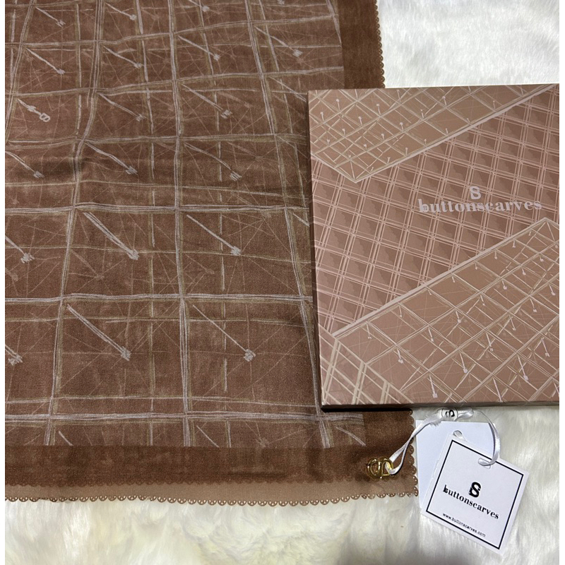 BUTTONSCARVES NWT Voal Reguler - Louvre Iced Coffee