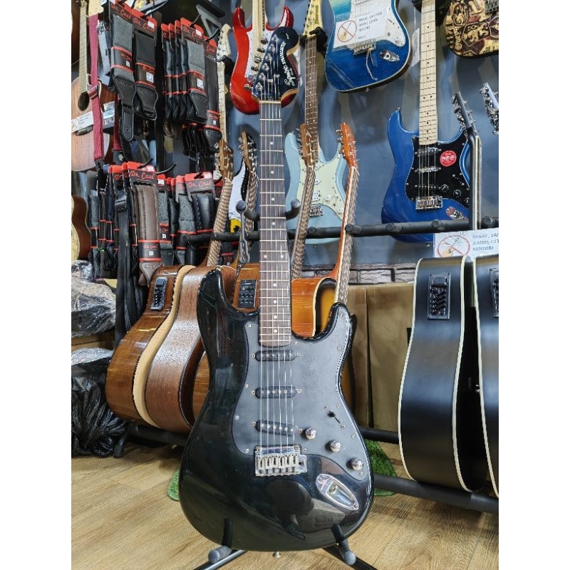 Gitar Squier Standard Strato match Headstock