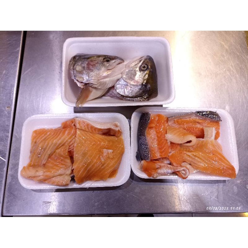 

SALMON TULANG , BELLY SALMON DAN KEPALA SALMON 250-500GR