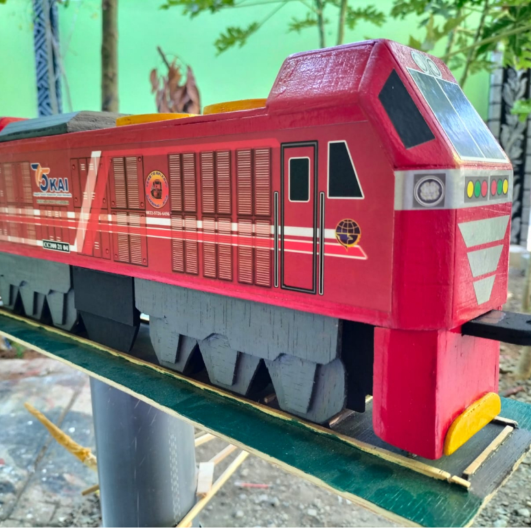 Lokomotif CC300 - Miniatur Kereta Api Kayu Surabaya