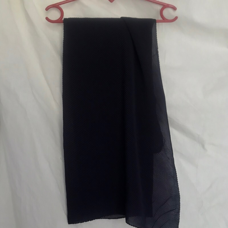 ‼️CLEARANCE SALE‼️PRELOVED Kerudung Plisket Segiempat Navy Biru Dongker Putih Tulang Putih Susu Mura