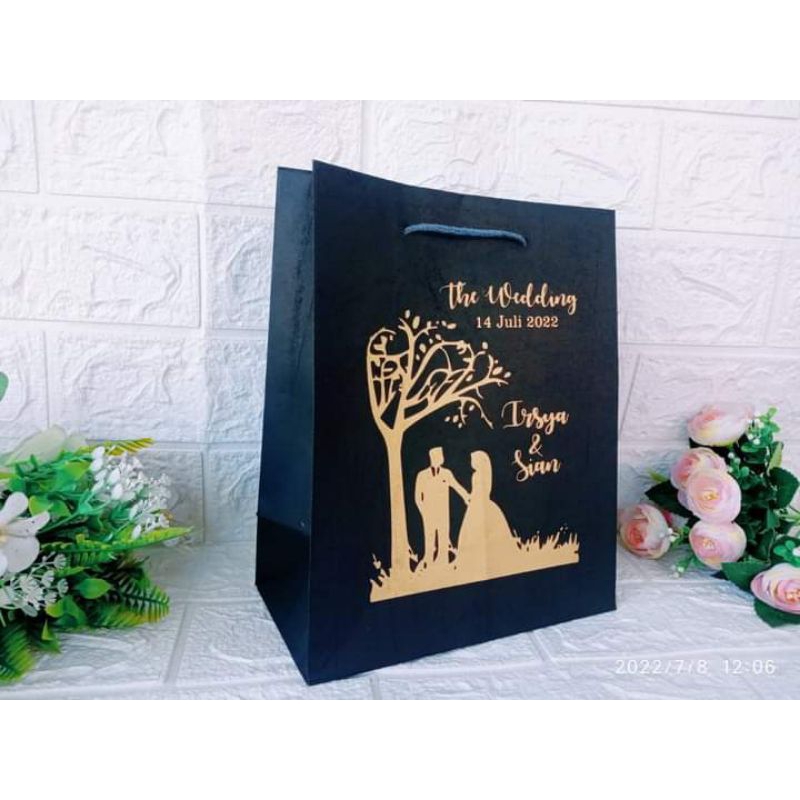 

paperbag hitam sablon UK wafer roll (20*10*25)