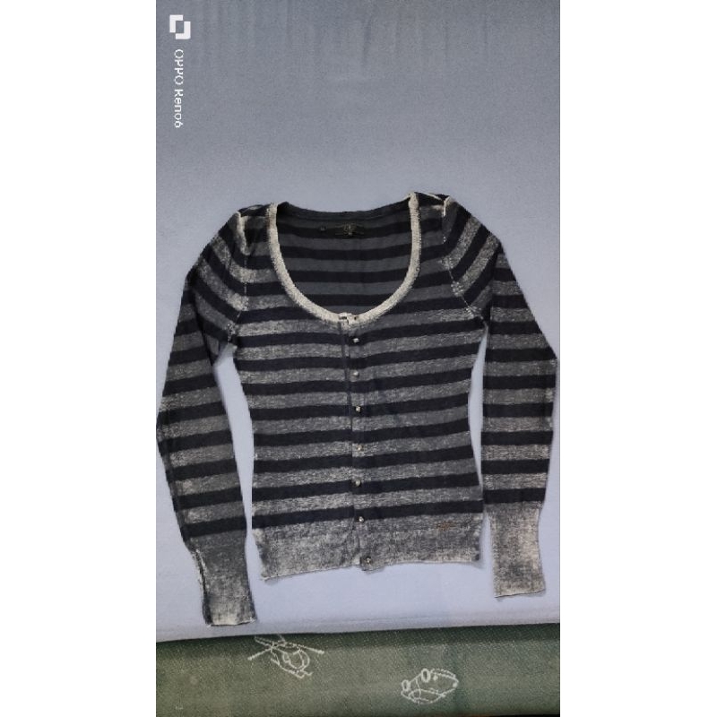 Cardigan Guess warna abu washed, motif salur - preloved