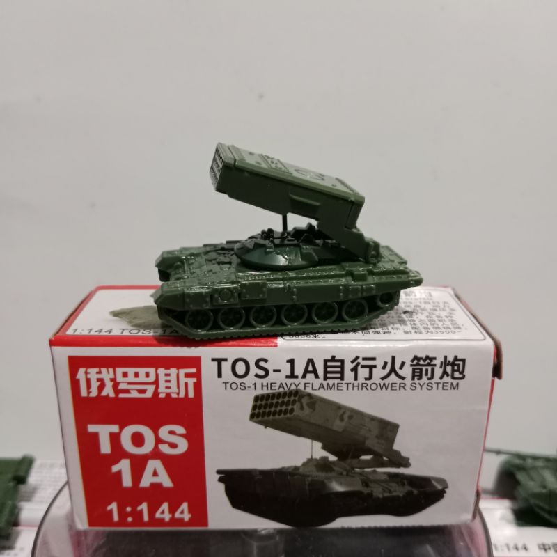 mimiatur tank peluncur roket TOS-1A skala 1/144