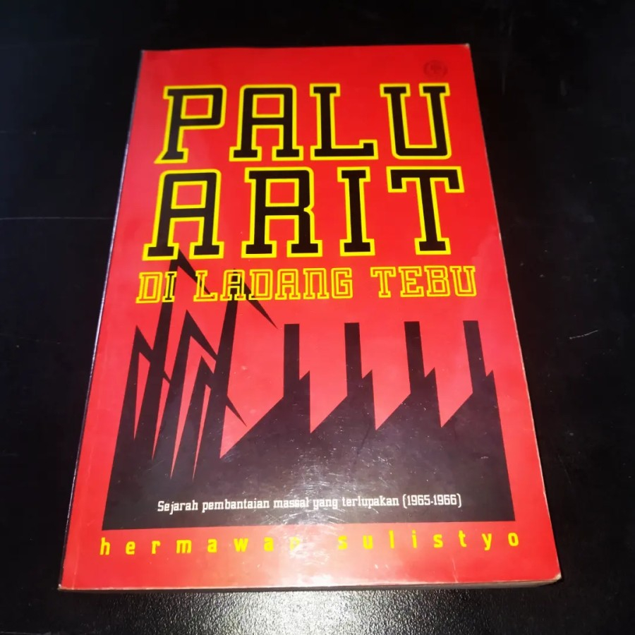 Palu Arit di Ladang Tebu