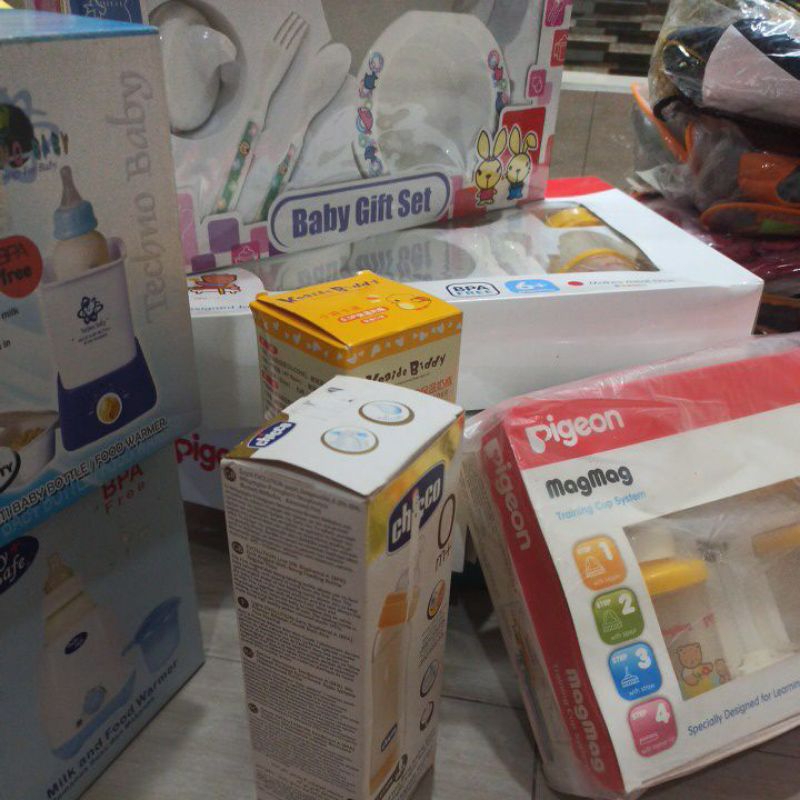 perlengkapan bayi, set tempat makan bayi, botol susu, pemanas susu dan makanan bayi, set handuk bayi