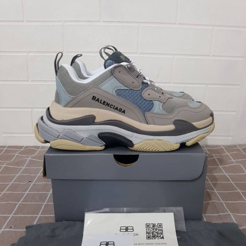 Sepatu Balenciaga Triple S - Grey Buat Cowok