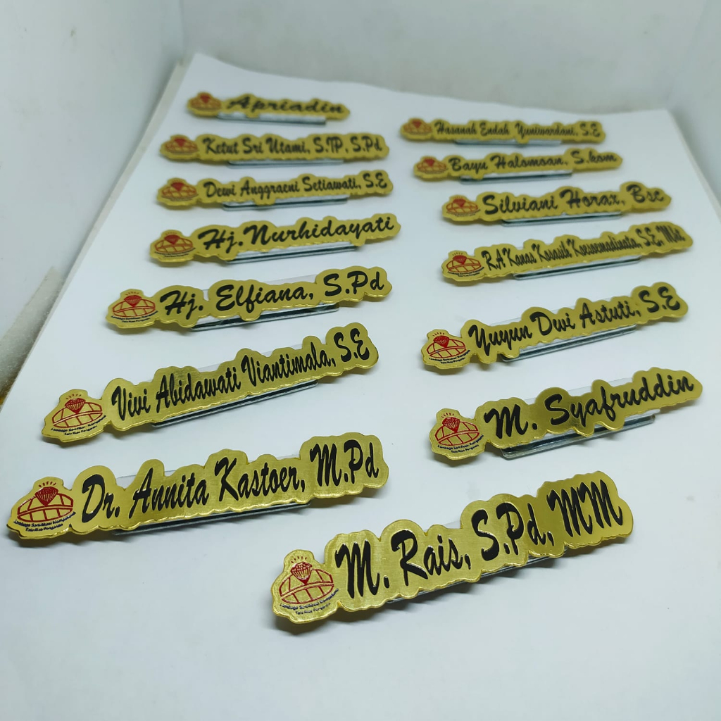 

NAME TAG LOGAM BENTUK CUSTOM DENGAN PENITI ATAU MAGNET
