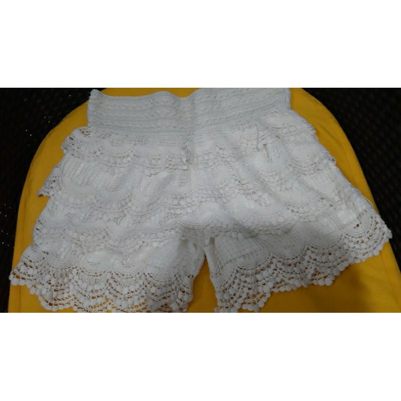 celana pendek cewek warna putih