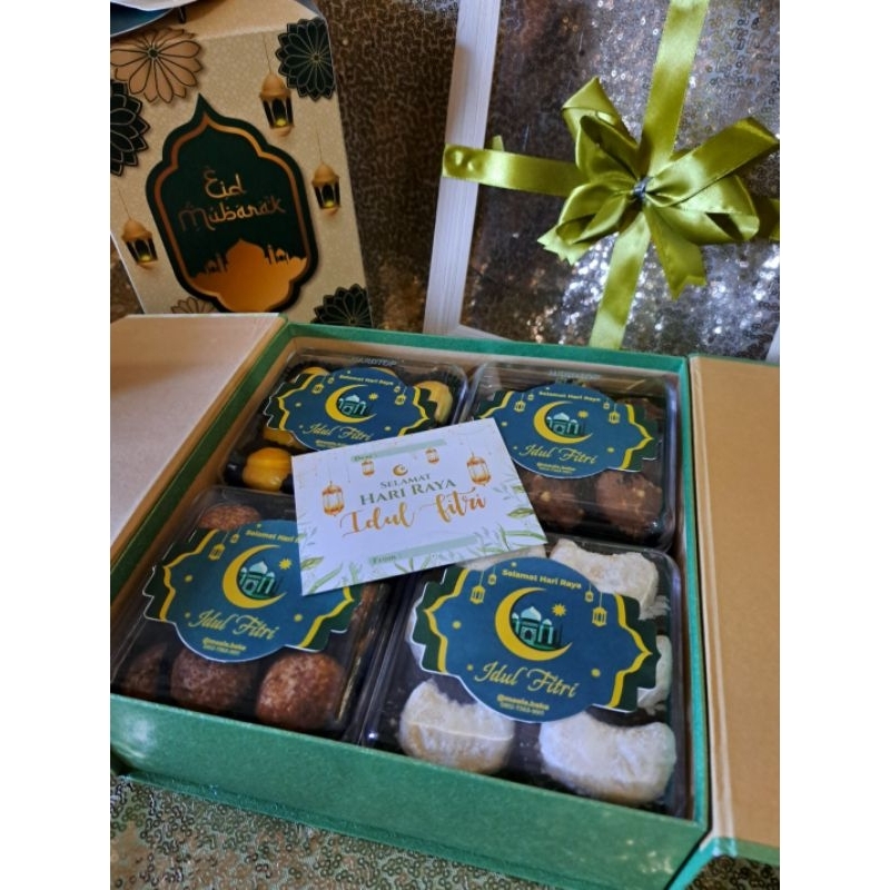 

Hampers idul fitri palembang, premium, hardbox isi kue kering, (buttery cookies) (nastar, palm cheese cookies, putri salju, corn flakes cookies)