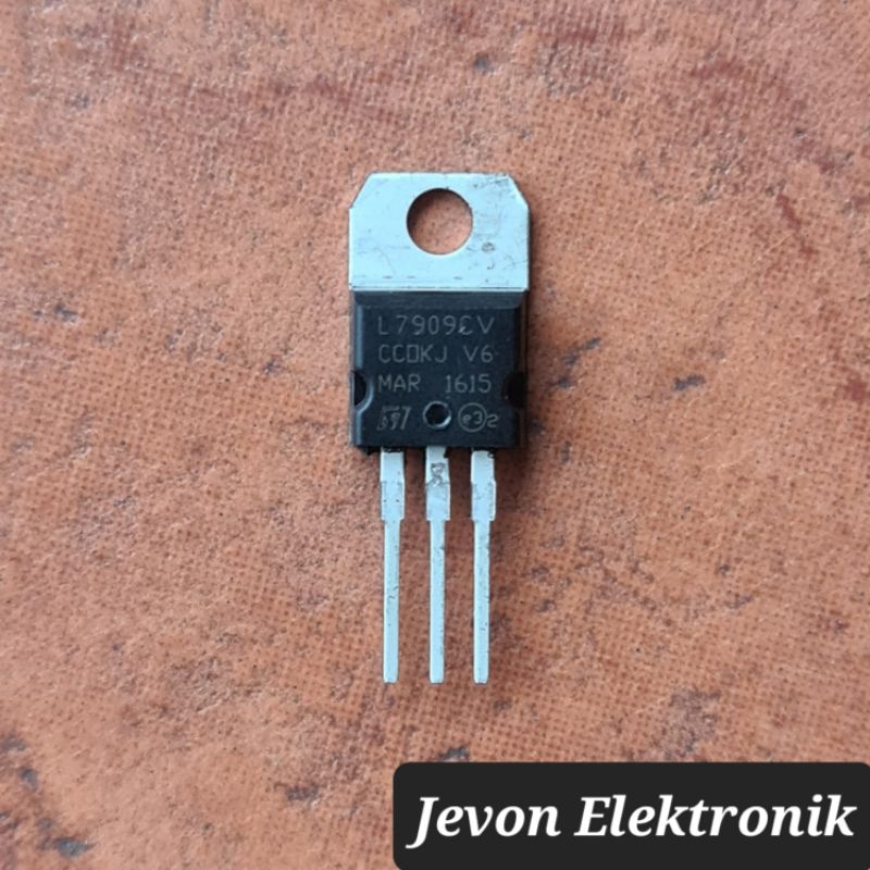 IC L7905 L7908 L7909 L7912 L7915 L7918 Transistor L7905CV L7908CV L7909CV L7912CV L7915CV L7918CV Voltage Regulator DIP L 7905 7908 7909 7912 7915 7918 CV KTPSJ CCDKJ MAR