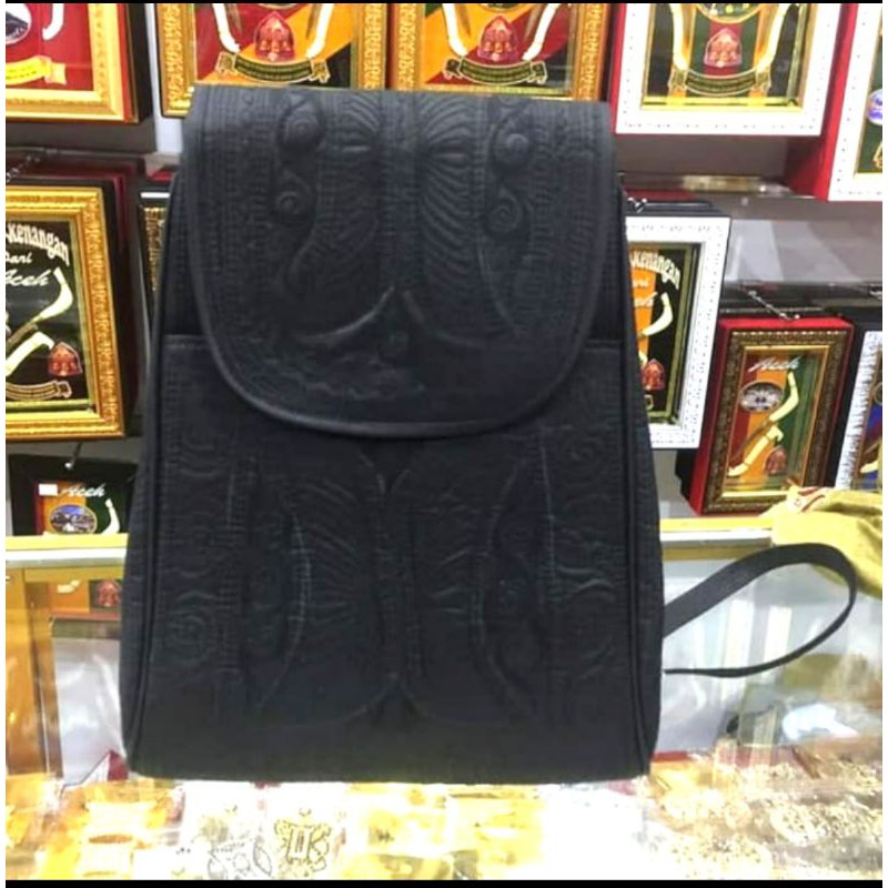 Tas Ransel Cewek khas Aceh ini terbuat dari bahan prada dan dihiasi dengan bordiran motif pintu Aceh